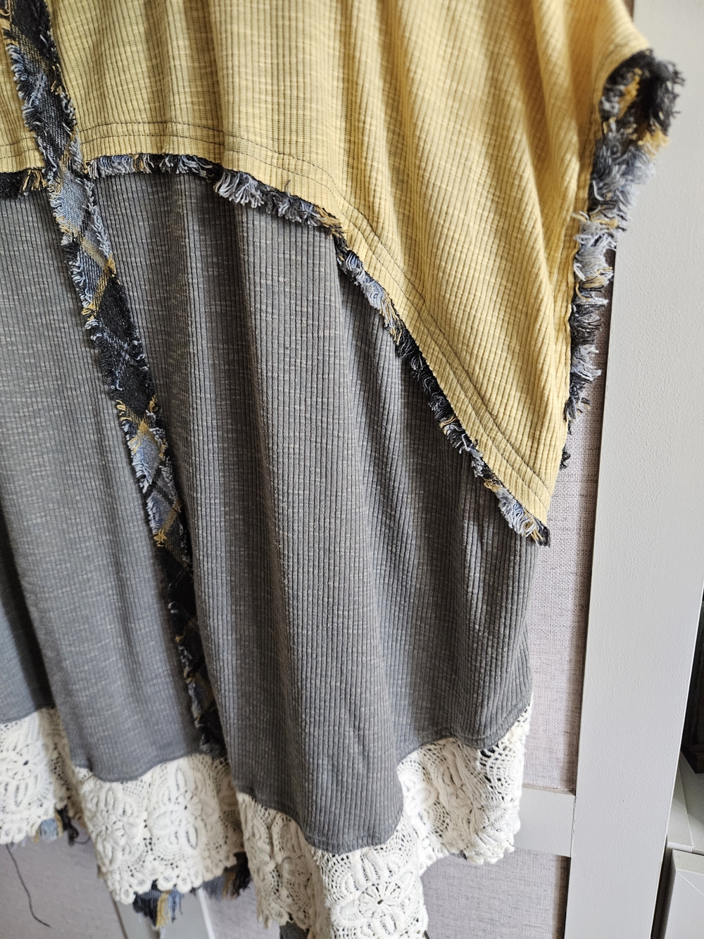 Oli & Hali Gray and Yellow Short Sleeve Mixed-Media Tee with Crochet Hem XL - Picture 3 of 6